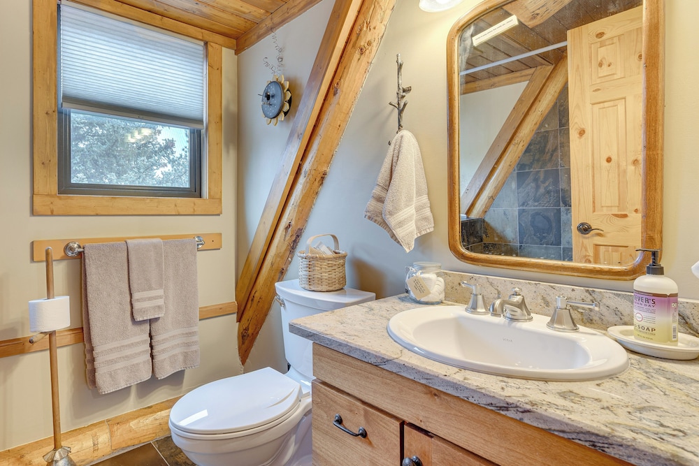 18 Mi to Royal Gorge: Peaceful Mtn Cabin w/ Porch!