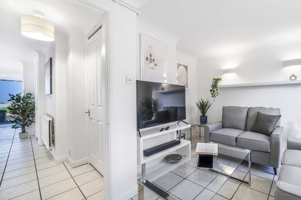 Elegant 4BR House Near City Centre Angus Suites