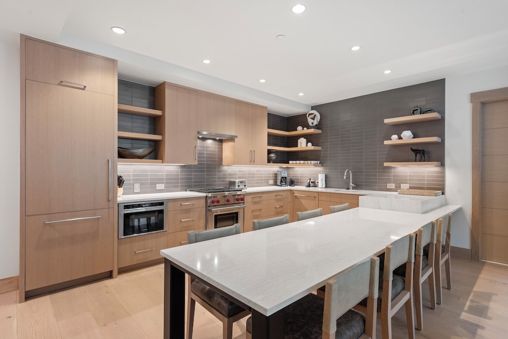Snowmass Lux Getaway by Snowmass Vacations