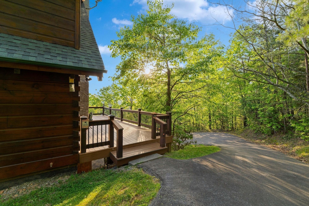 Breathtaking Hideaway 5 Bedroom Cabin