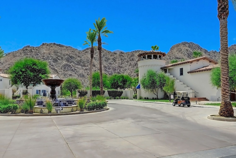 Barefoot Villa Mountain Views & Luxury Spa Access view 4