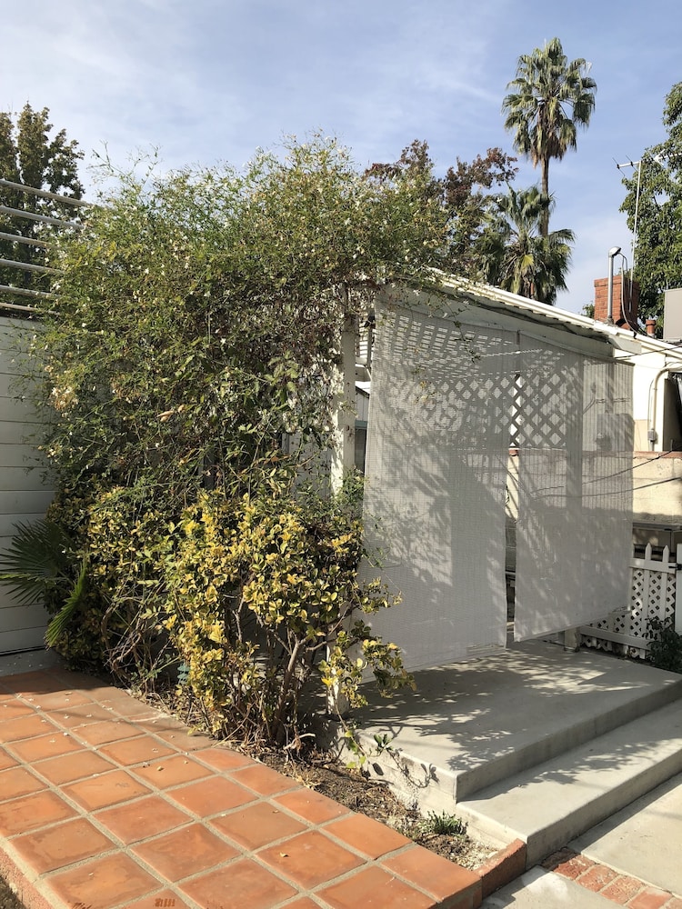 Van Nuys Vacations - Lovely Studio with a Pool - Property Image 11