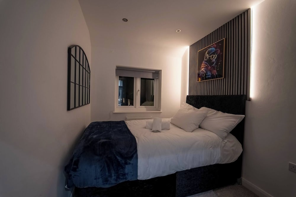 Luxury Retreat, Hot Tub, SK Massage Bed & Tesla