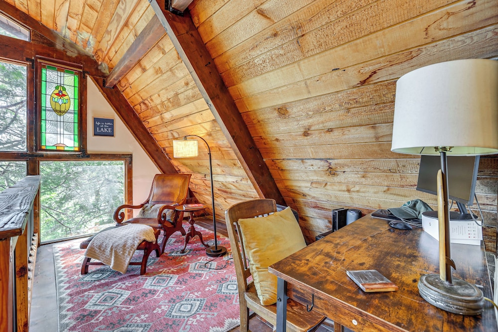 3 Mi to Lake Arrowhead Village: Dog-friendly Cabin