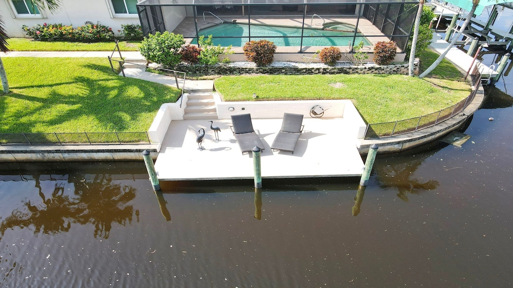 Love Bird Canalfront Villa Lounge Terrace Heated Pool pet Friendly
