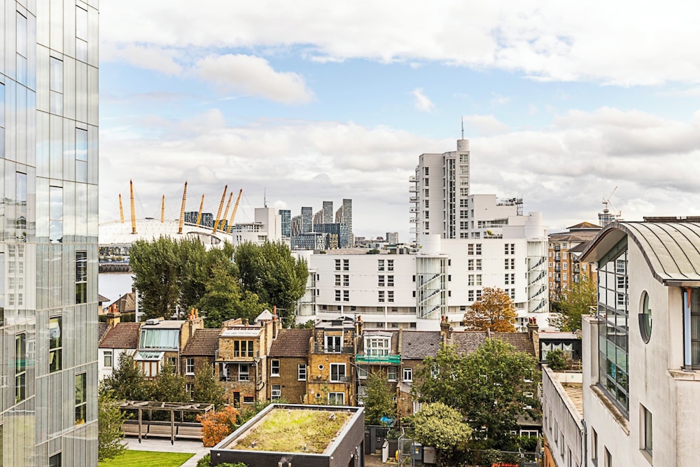 Bright and Stylish Riverside Haven in Canary Wharf