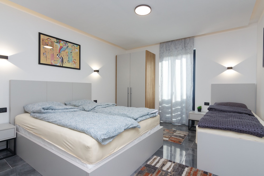 Deluxe Feliciano Apartments view 3