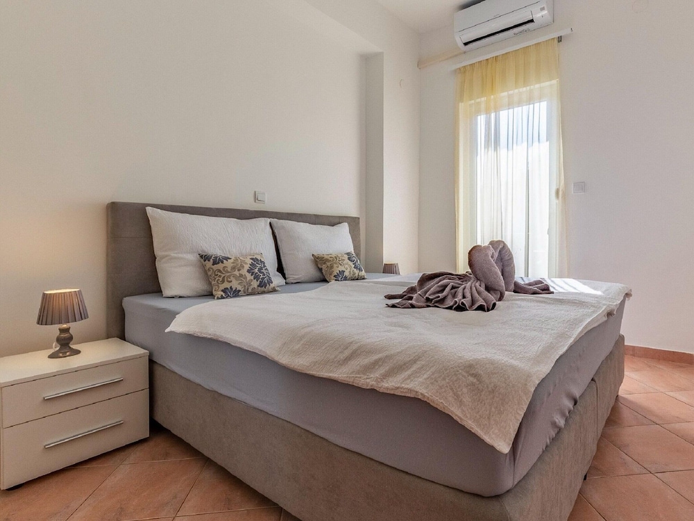 Lovely Apartment in Banjole near Beach & Town Center