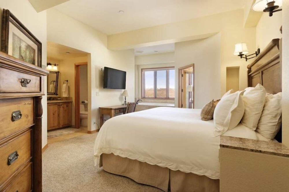 Snowmass Ski-in, Ski-out 3 Bedroom Condo view 3