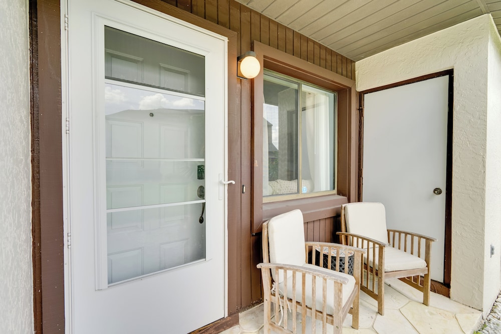 7 Mi to River District & Beach: Fort Myers Retreat