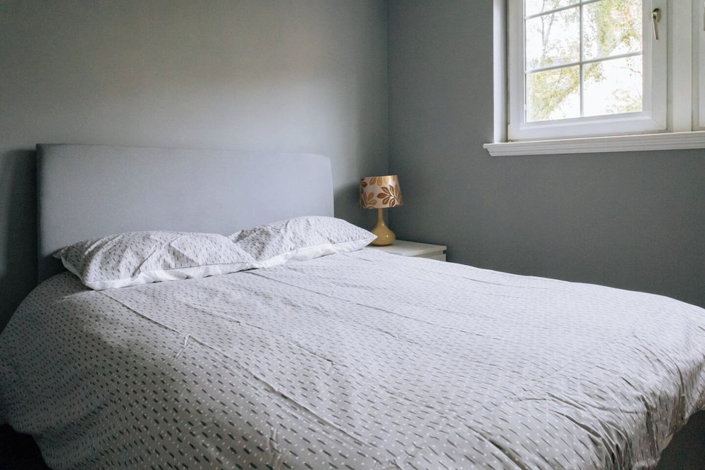 Snug & Serene 2BD Flat - Roseburn view 4