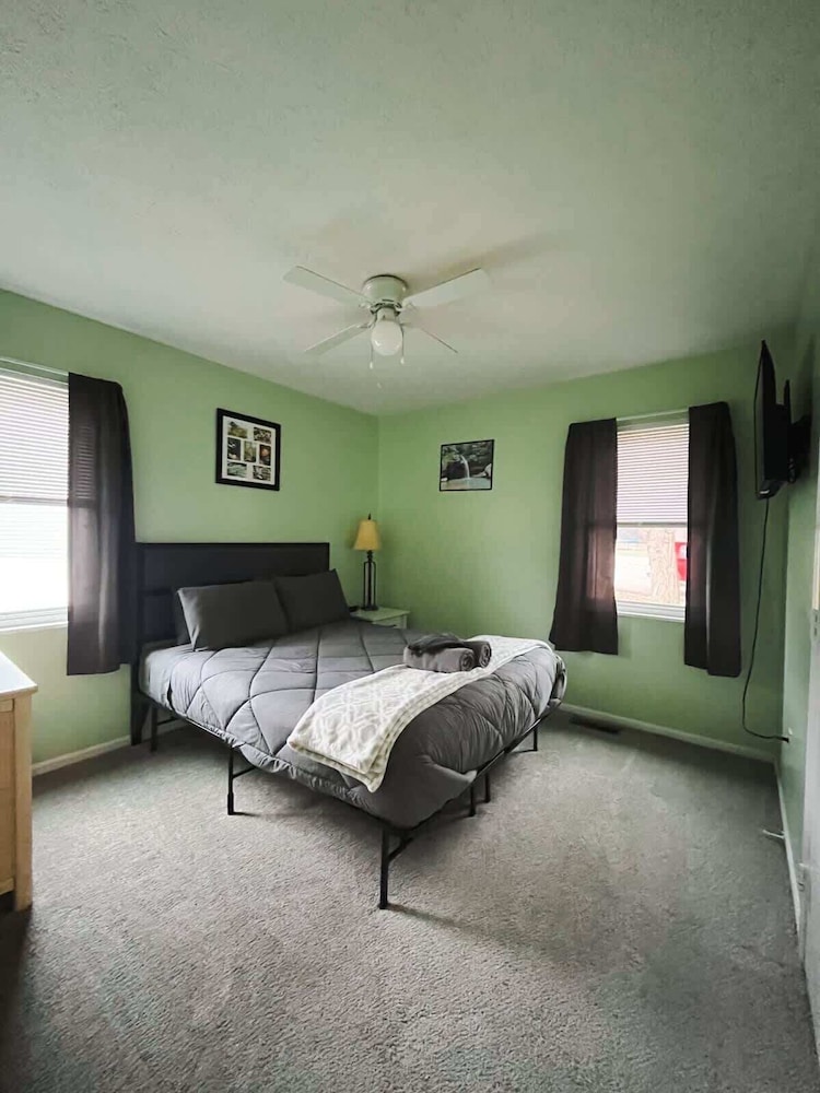 Blue Heron Cottage With Game Room, Deck & Hot Tub