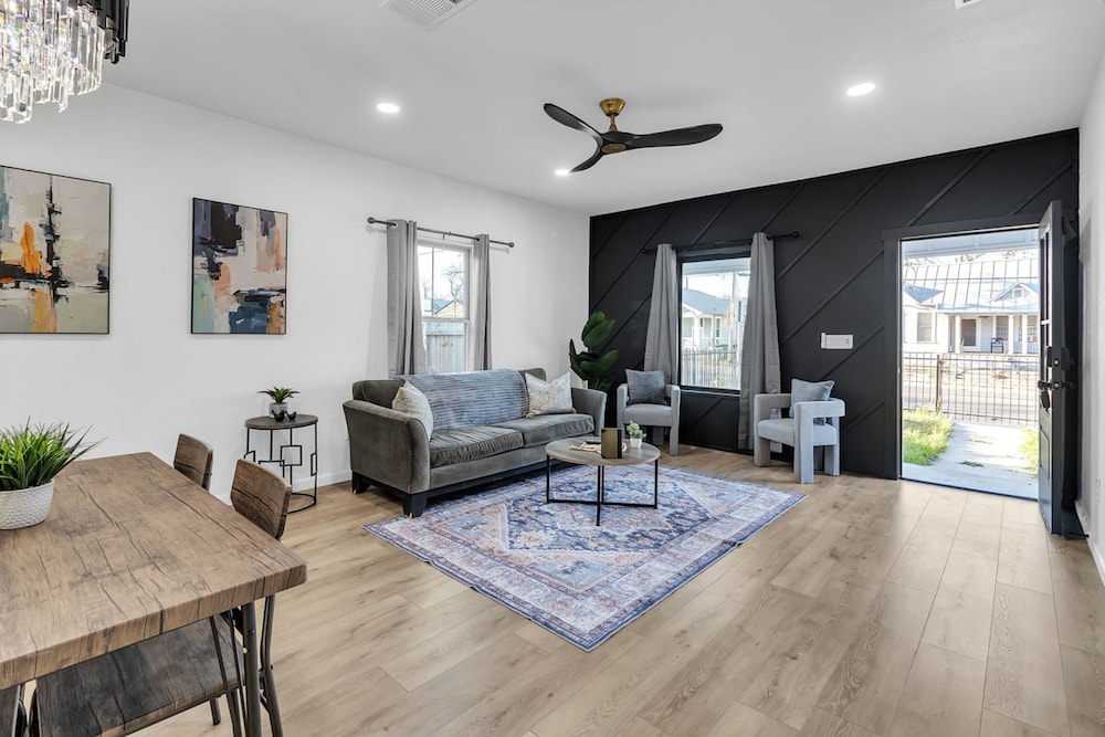 Stylish 4BR Home Mins to Downtown River Walk