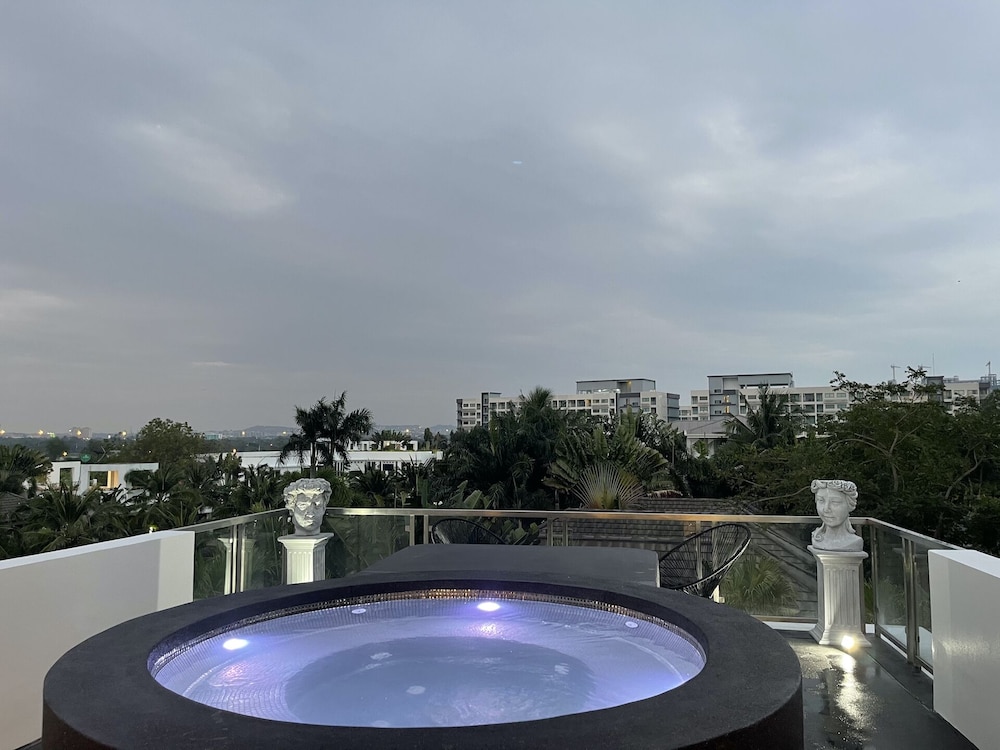 Hollywood Pool Villa Jomtien Pattaya