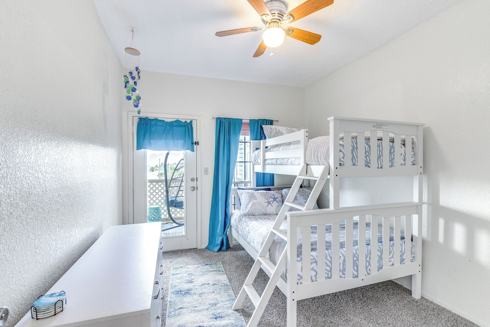 East End Galveston Condo w/ Pool, 1 Mi to Beach!