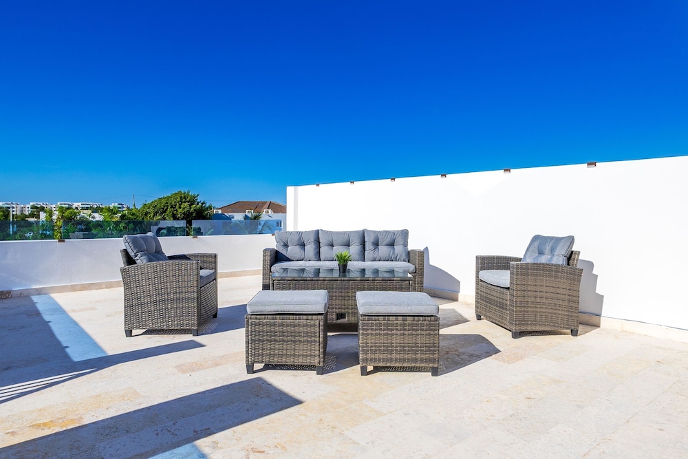 Relaxing 3-bedroom Villa With Pool Rooftop Jacuzzi in a Secluded Setting