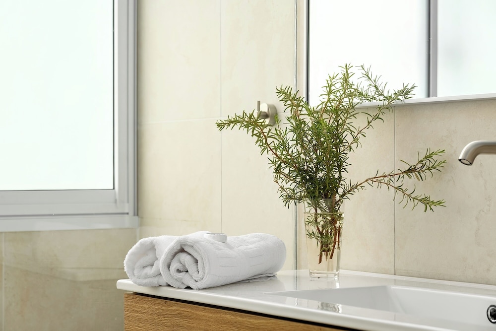 Central & Bright Getaway by Sea N' Rent