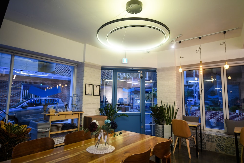 BLUEHUM Guesthouse - Hostel