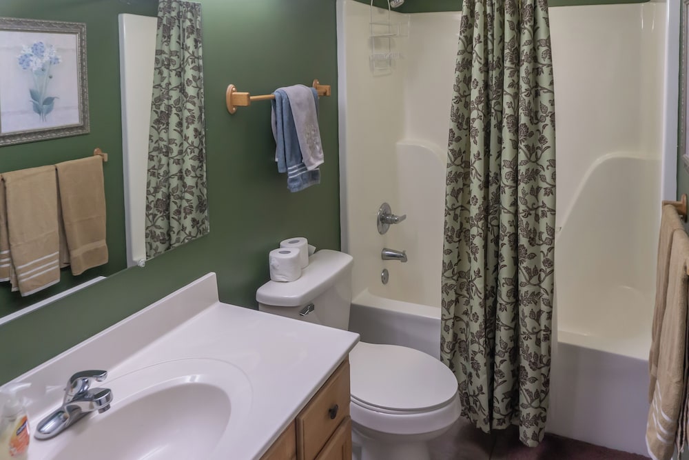 1 BR Home w/ Jetted Tub & Cozy Living Room