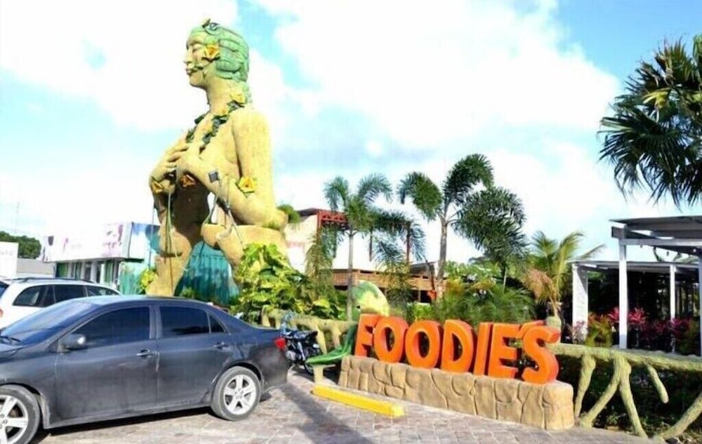 2 Minutes Walk to Beach Huge 3 bdrm Condo with Pool