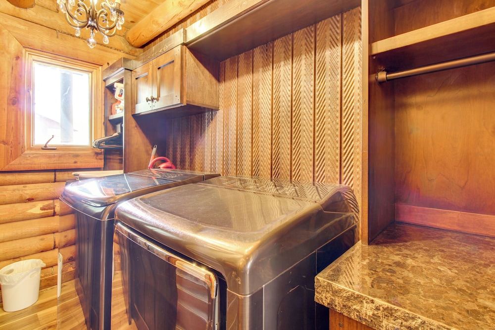 2 Mi to Show Low Lake: Log Cabin w/ Large Yard!