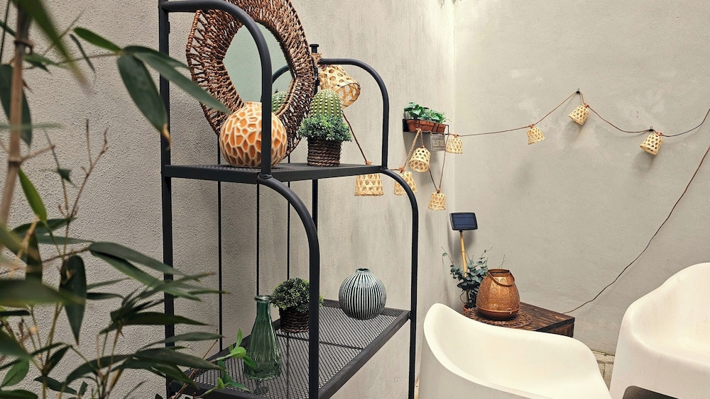 Frs002 Floresold Town: Elegant Studio W/ Patio