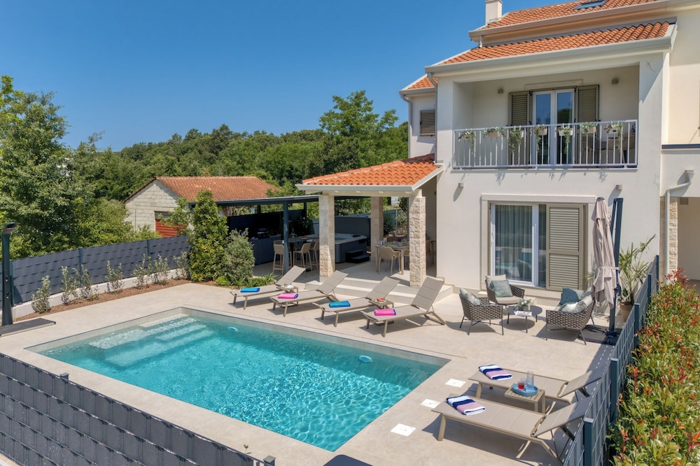 Villa Aria With Pool and Whirlpool