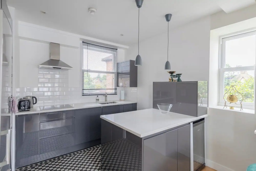 Chic & Contemporary 3BD Flat - Barnes!