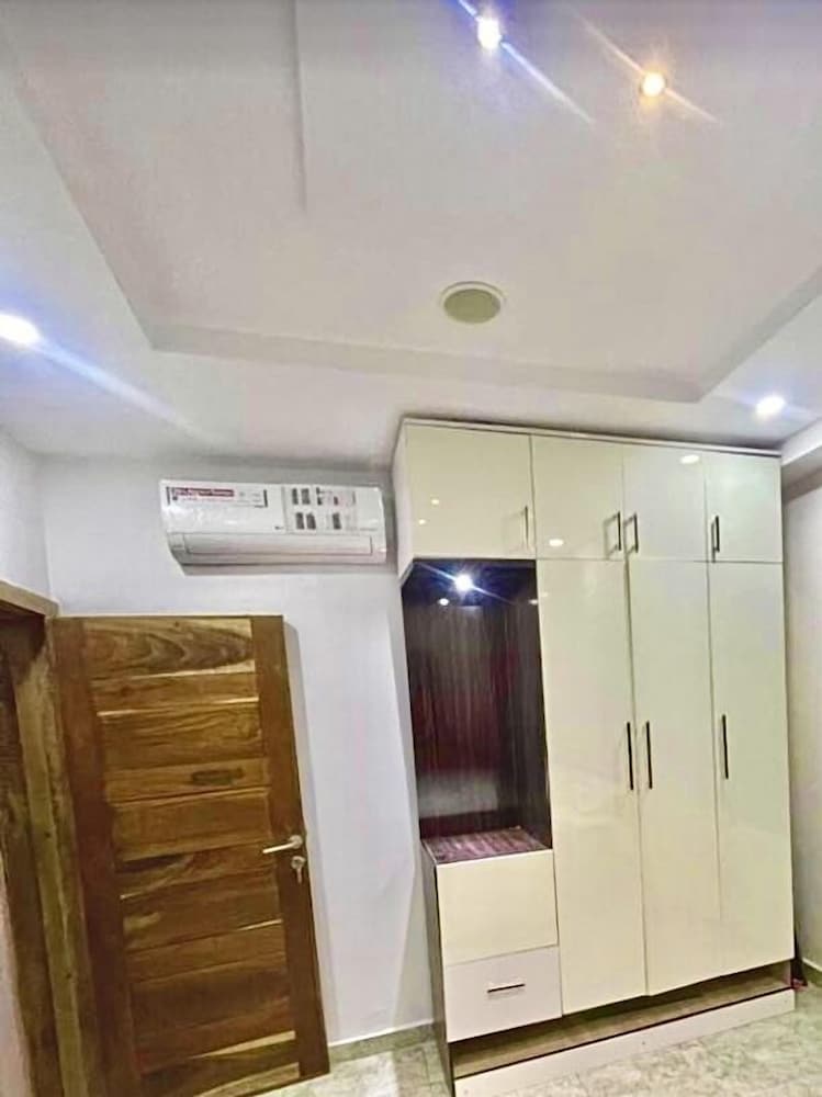 Super Luxurious 1-bed Apartment in Ikate view 4