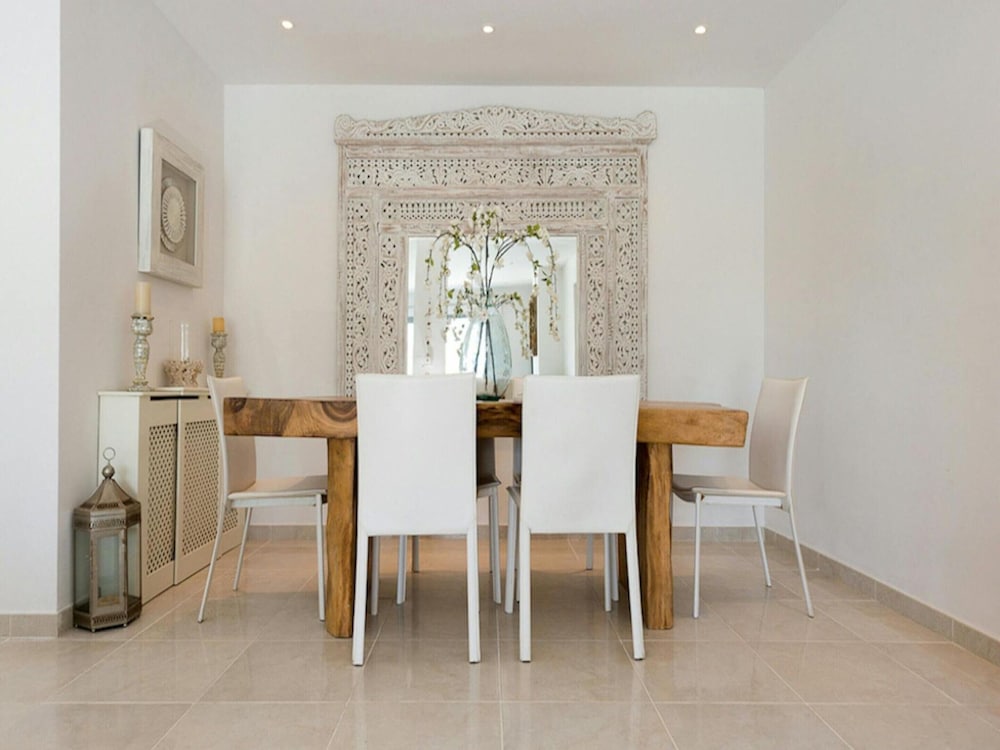 Exquisite Villa With Parking Space