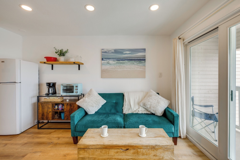 Steps to Beach: Corpus Christi Condo w/ Balcony