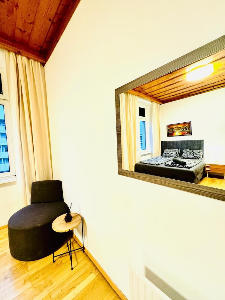 Cozy 4BR Apt for 12P Near FAC Platz