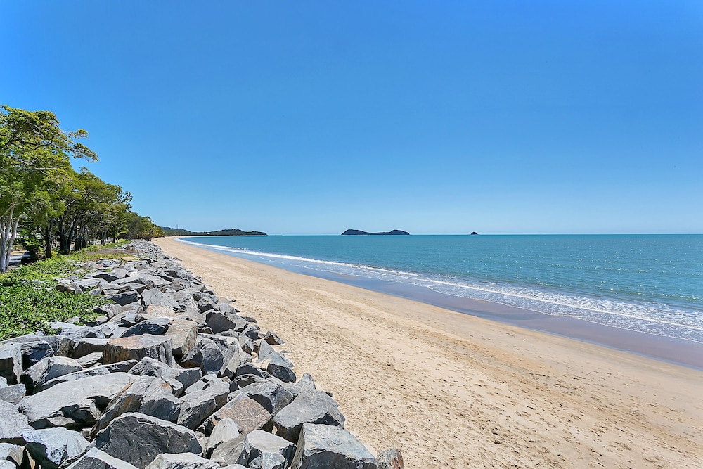 Dolce Vita Beachfront Holiday House