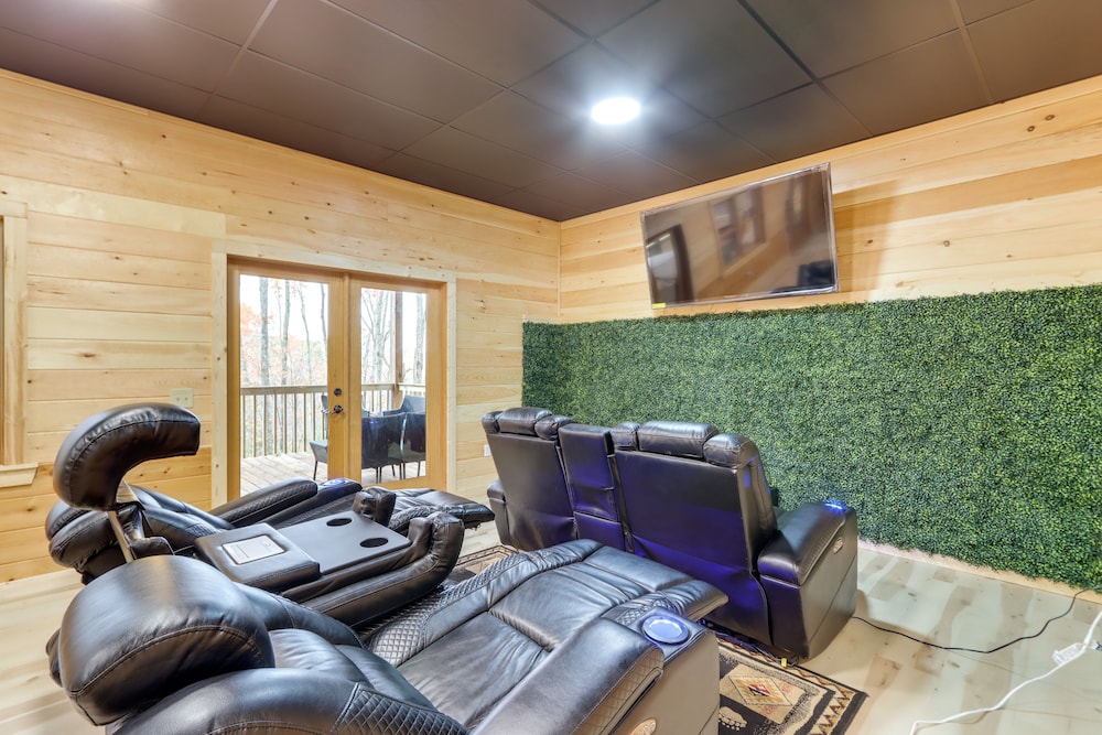 Blue Ridge Cabin w/ Hot Tub, 5 Mi to Downtown!