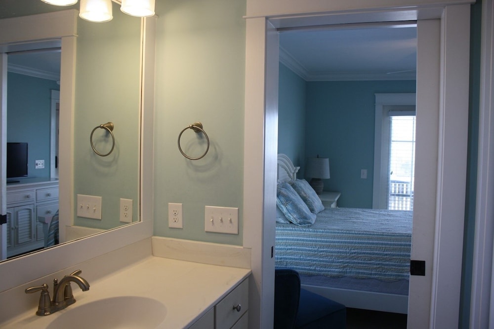 Beach Crew 4 Bedroom Home by RedAwning