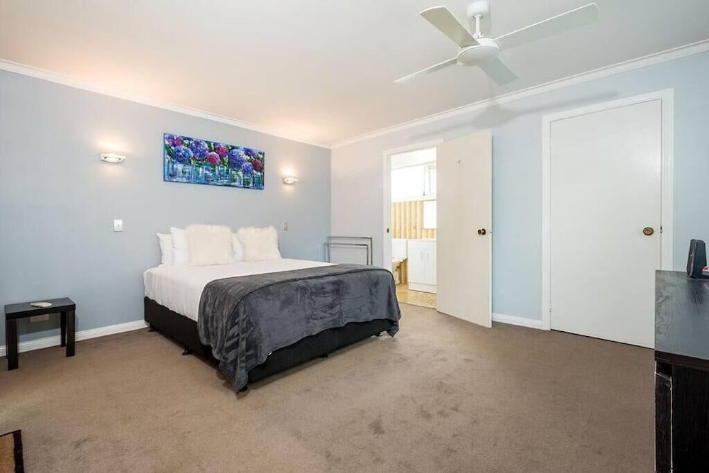 4 BDRM Pet Friendly Home 200m to Creek