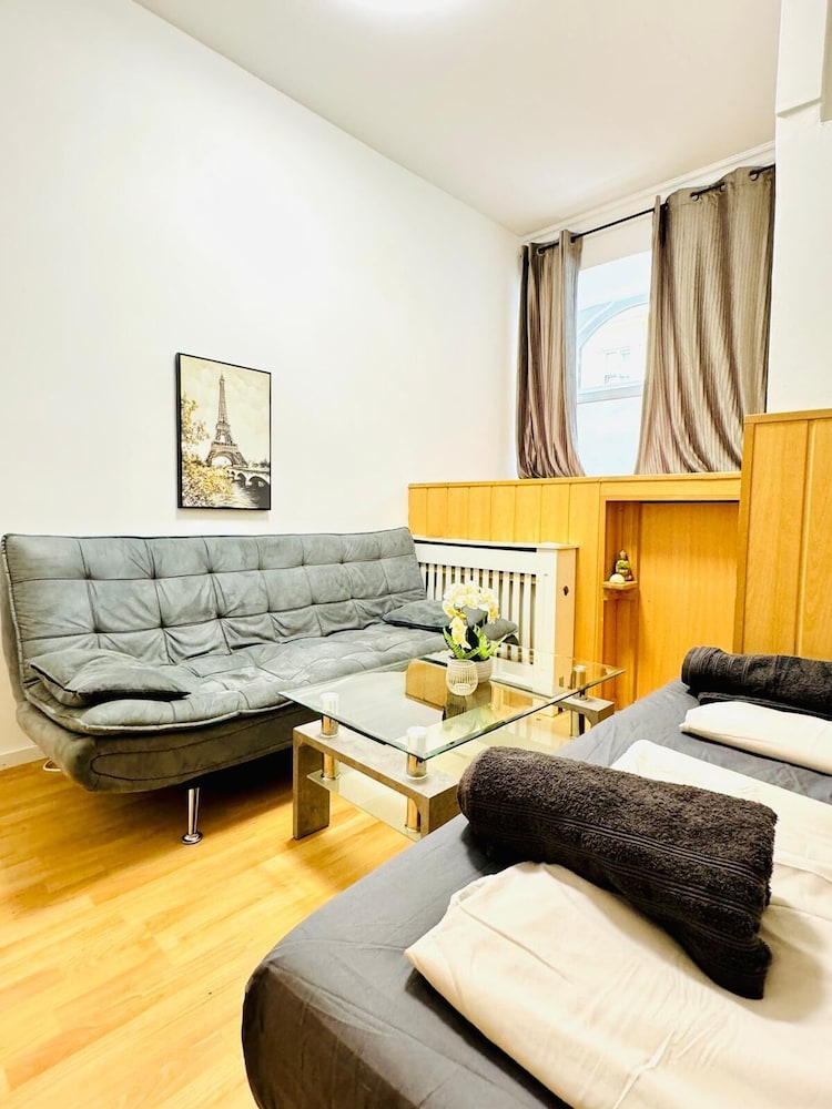 Urban 10BR Retreat Near Rathausplatz