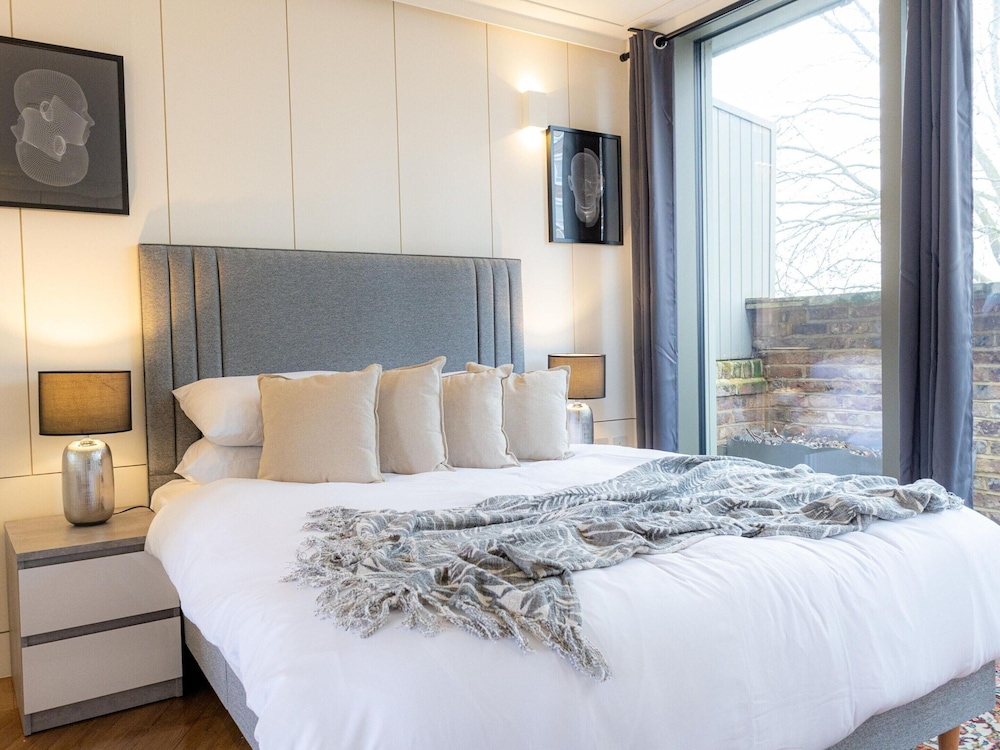 Five Bedroom Near Camden Arts Centre by Bevilla