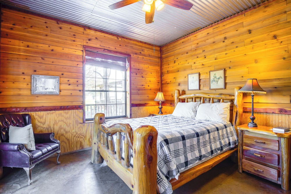 Group Getaway! Multi-level Lodge on Lake Tawakoni