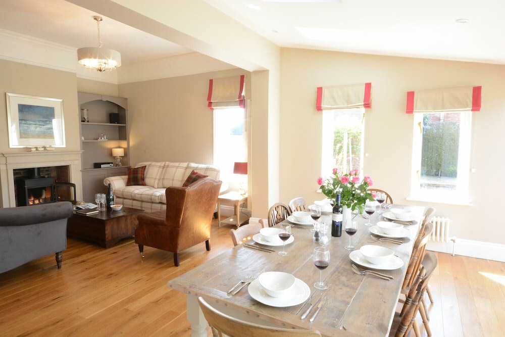 Holly Lodge