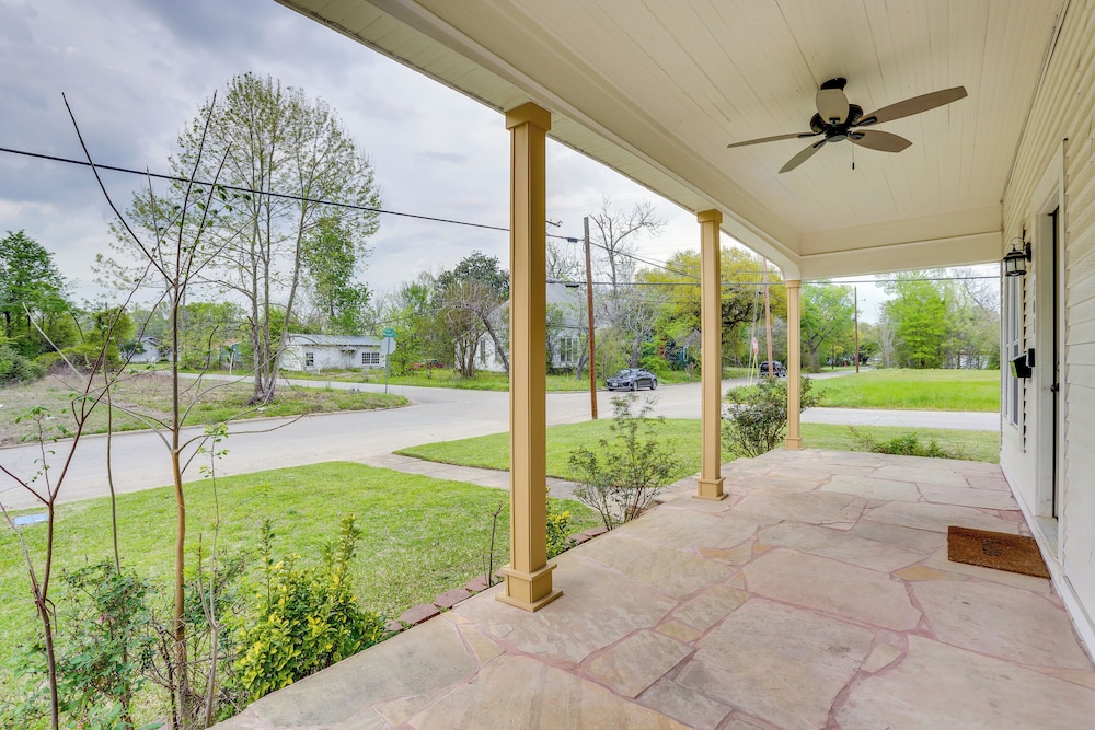 Half-mi to Dtwn Lufkin: Charming & Spacious Home!