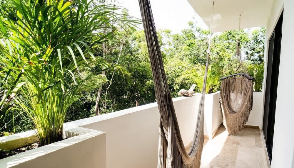 Prime Location 2 BR Apartment With Natural Ligthed & LX Amenities by Waves Management
