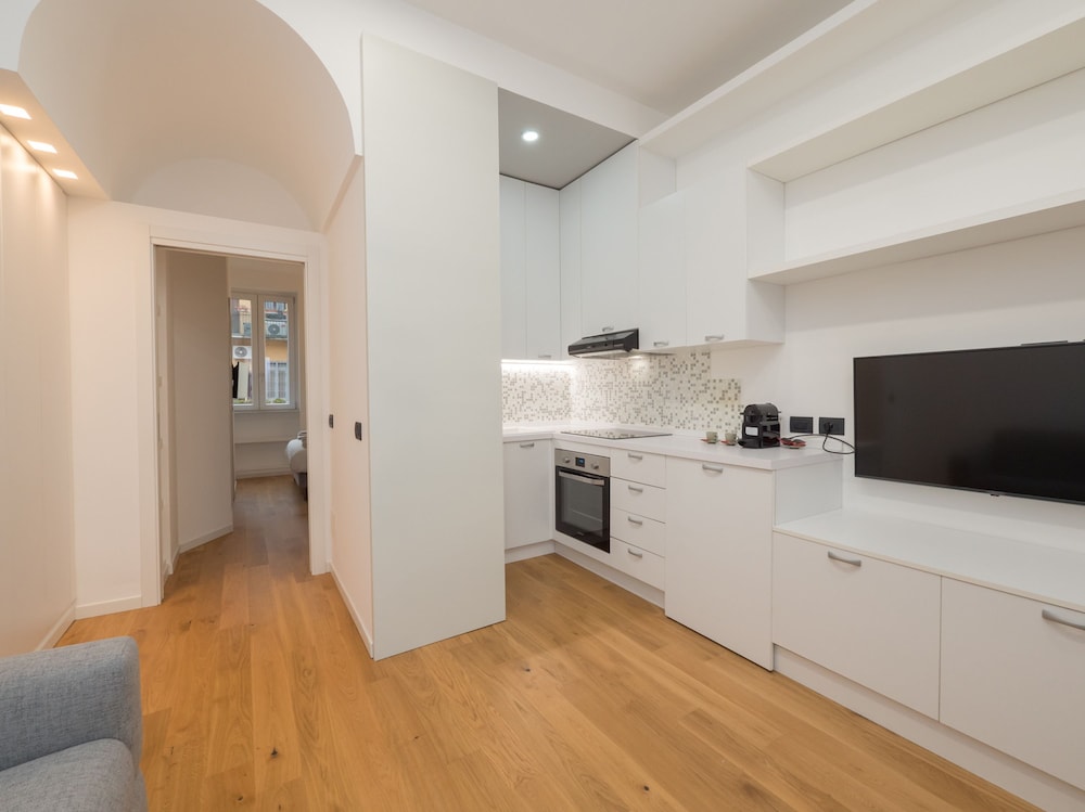 Farini - Charming One-bedroom Apartment in Isola Area