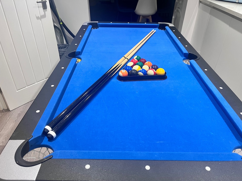 House - Sleeps 12 - Hot tub - Pool Table - Parking