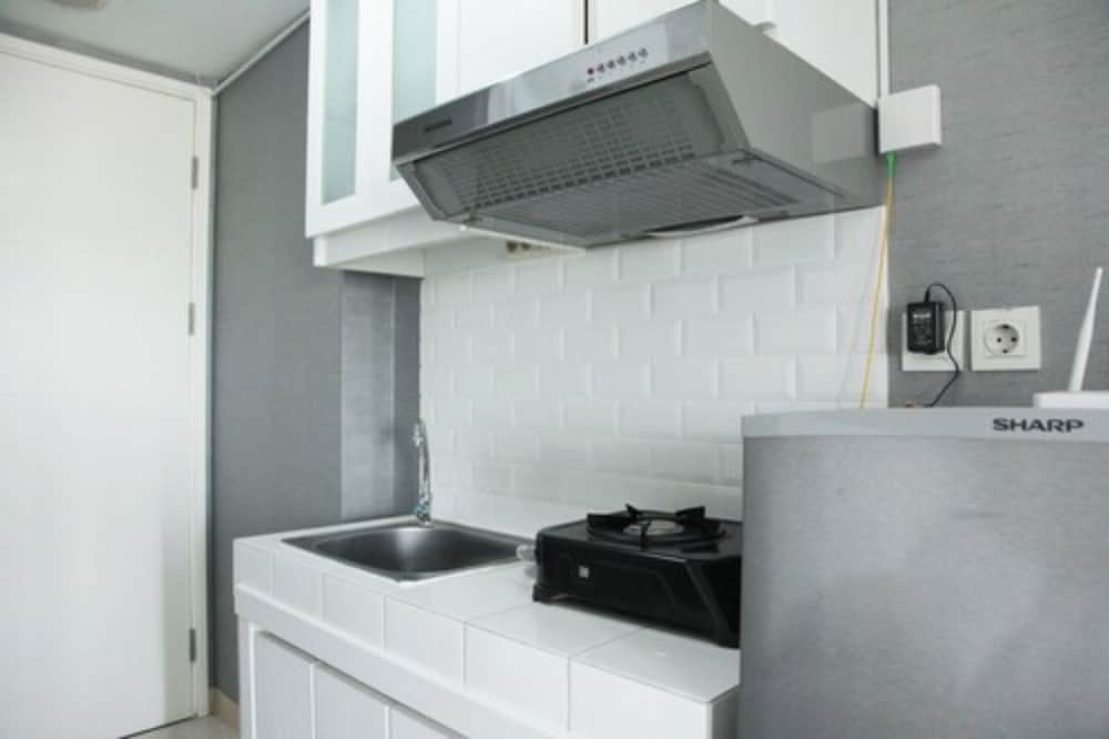 Modern and Comfortable Studio Apartment Springlake Summarecon near Summarecon, เบคาซี - 12