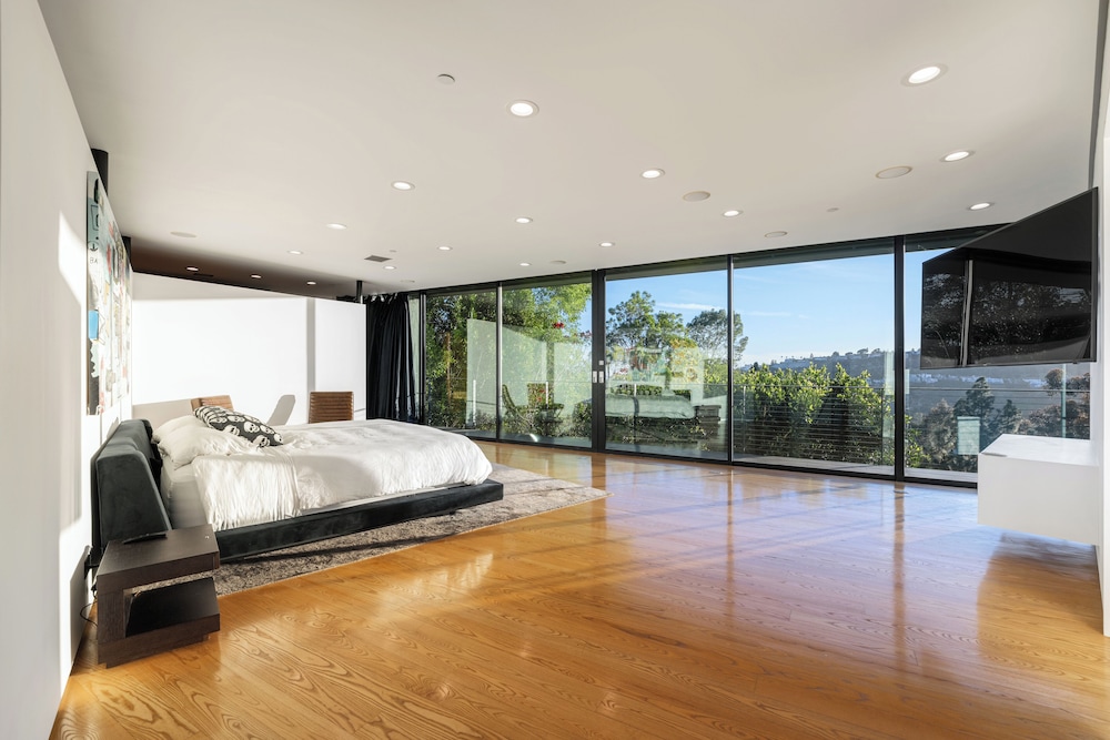 Glass Mansion - Chic Glass Villa in LA Hills With Views, Style & Serenity