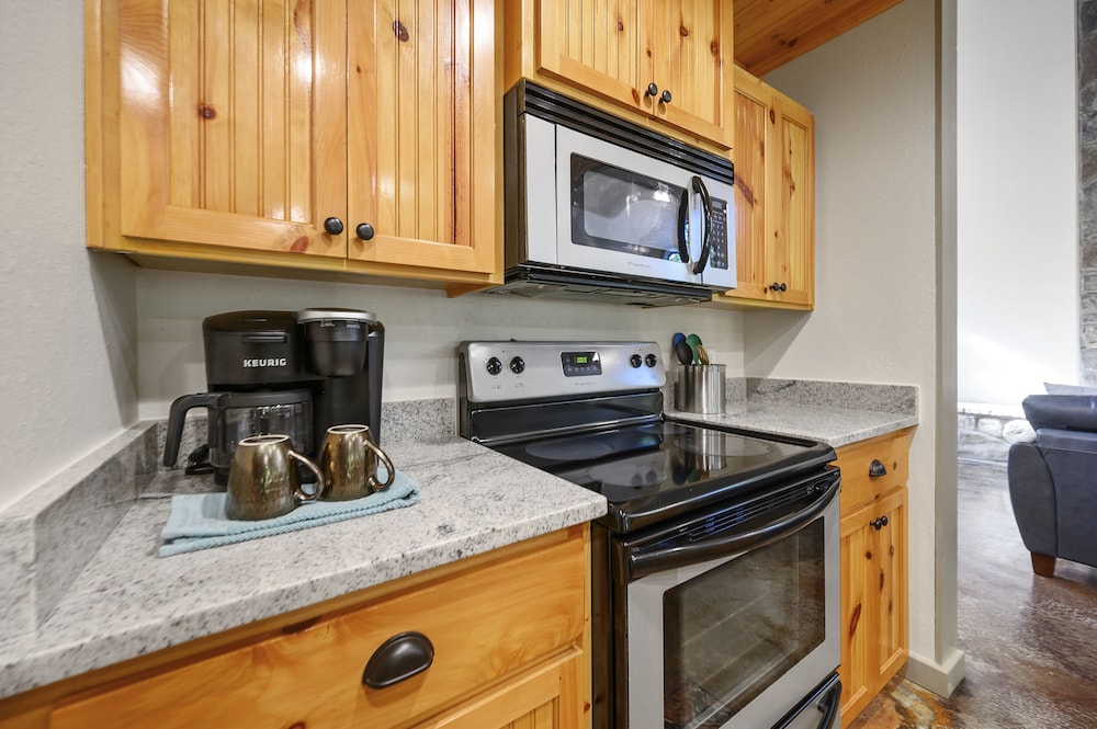 Coper Fox Perfect Haven Includes Wifi, Hot Tub, And Bbq In The Back Yard 2 Bedroom Cabin by Redawning view 5