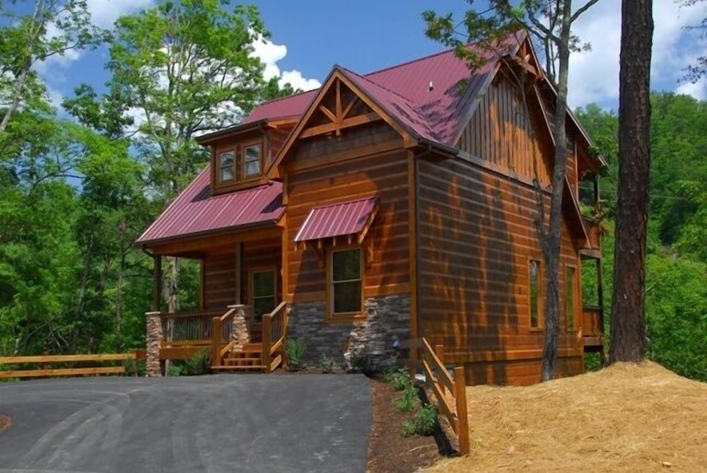 Smoky's Summit - 4 Bedrooms, 4 Baths, Sleeps 14 Home by RedAwning