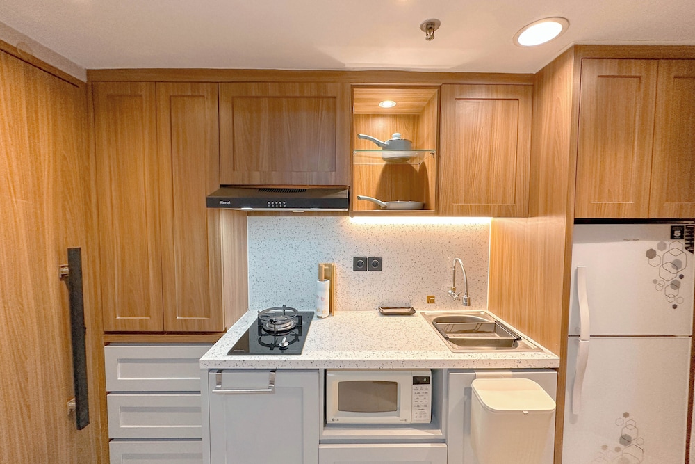 Modern Look With Wooden Accent 3Br At Kondominium Puncak Marina Apartment