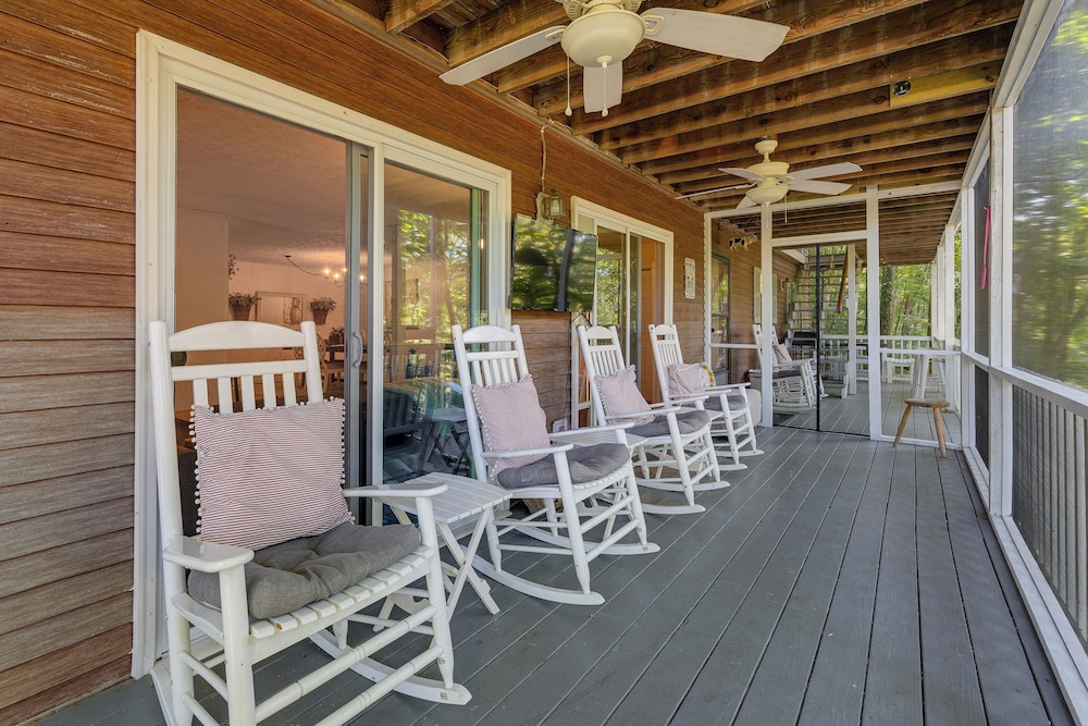 Hiwassee River Gem w/ Huge Decks: Great for Groups